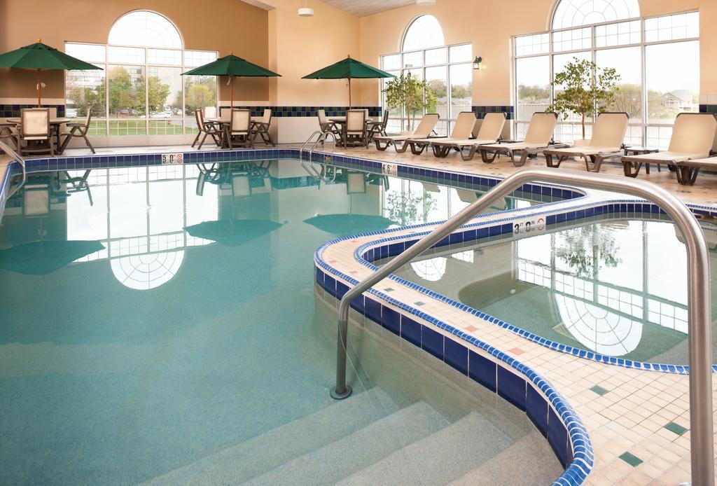 Country Inn & Suites By Radisson, Milwaukee West Brookfield , Wi Exterior foto